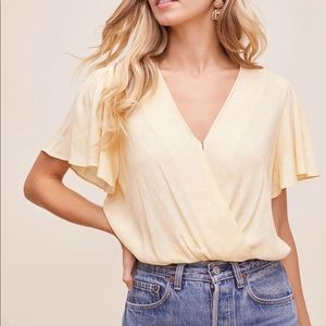 ASTR FLUTTER SLEEVE FLORAL TOP Yellow